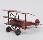 COLECIONISMO - Miniatura de antigo avião em metal esmaltado pintado a mão. Med: 25 x 22 x 10cm