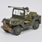 COLECIONISMO - Miniatura de antigo veículo militar de coleção em metal esmaltado pintado a mão. Med: 29 x 18 x 12cm
