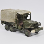 COLECIONISMO - Miniatura de antigo veículo militar de coleção em metal esmaltado pintado a mão. Med: 42 x 14 x 20cm