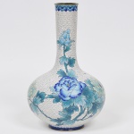 Antigo Vaso floreira bojudo em cloisonné chinês da segunda metade do Século XIX, Dinastia Qing, ricamente esmaltado com flores, folhas, nuvens e rosáceas.  Med: 32cm