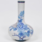 Antigo Vaso floreira bojudo em cloisonné chinês da segunda metade do Século XIX, Dinastia Qing, ricamente esmaltado com flores, folhas, nuvens e rosáceas.  Med: 40cm