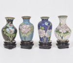 Quatro pequenos e  Antigos vasos floreiras em cloisonné chinês da segunda metade do Século XIX, Dinastia Qing, ricamente esmaltados com flores, folhas, nuvens e escamas. Acompanha peanha em madeira entalhada Med do maior: 05cm