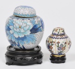 Dois pequenos e  Antigos potishes bojudos em cloisonné chinês da segunda metade do Século XIX, Dinastia Qing, de diferentes decorações e esmaltes. Acompanha peanha em madeira entalhada Med do maior: 10cm