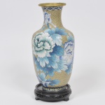 Antigo vaso floreira em cloisonné chinês da segunda metade do Século XIX, Dinastia Qing, finamente esmaltado com flores, folhas, nuvens e escamas. Acompanha peanha em madeira entalhada Med do maior: 31cm