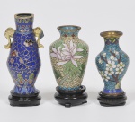 Lote composto por 03 antigos vasos floreira em cloisonné chinês da segunda metade do Século XIX, Dinastia Qing, de diferentes esmaltes, formatos e decorações. Acompanha peanha em madeira entalhada Med do maior: 10cm