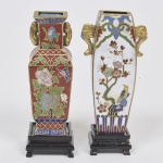 Lote composto por 02 Vasos floreira em cloisonné chinês da segunda metade do Século XIX, Dinastia Qing, de diferentes esmaltes, formatos e decorações. Acompanha peanha em madeira entalhada Med do maior: 10cm