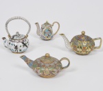 Lote composto por 04 pequenos bules de coleção em cloisonné chinês da segunda metade do Século XIX, Dinastia Qing, de diferentes esmaltes, formatos e decorações.  Med do maior: 12 x 7 x 5cm