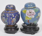 Lote composto por 02 pequenos potiches com tampa de coleção em cloisonné chinês da segunda metade do Século XIX, Dinastia Qing, de diferentes esmaltes, formatos e decorações.  Med do maior:  9cm