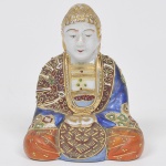 MIKADO - Buda de coleção em porcelana oriental ficamente esmaltada e dourada. Peça marcada na base. Med: 8 x 11cm