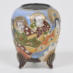SATZUMA - Antigo potishe em porcelana japonesa finamente esmaltada e dourada em relevo com monges e gueixas. Pés recurvos, Falta a tampa. Med: 10cm