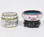 Lote composto por duas peças sendo 1 centro de mesa com peanha e um porta jóias com tampa em cloisonne chines da segunda metade do Século XIX - Dinastia Qing, finamente esmaltado com flores, folhas, escamas e rosáceas. Acompanha peanha em madeira entalhada. Medcdo maior: 08 x 06cm
