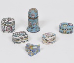 Lote composto por 05 porta comprimidos  / jóias em cloisonné chinês finamente esmaltados com diversas decorações, formatos, épocas e procedências. Med do maior: 05 x 04cm