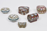 Lote composto por 06 porta comprimidos  / jóias em cloisonné chinês finamente esmaltados com diversas decorações, formatos, épocas e procedências. Med do maior: 08 x 08 x 04cm