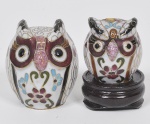 Lote composto por Saleiro e pimenteiro chinês em cloisonné finamente esmaltados com formato de coruja e decoradas a mão. Med do maior: 06cm