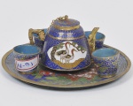 Antigo e delicado conjunto para cafezinho em cloisonné chinês da segunda metade do século XIX, decoração fitomórfica, composto por bule, 04 copinhos e um presentoir. Med do maior: 04 x 05cm