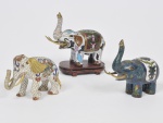 Lote composto por 03 esculturas retratando elefante em cloisonné chinês com esmaltação, decoração e procedências diferentes. Med da maior: 10 x 06cm