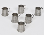 JOHN SOMMERS - Lote composto por 06 pequenas canecas com alça em pewter marcado e contrastado e cinzelado. Med: 05 x 04cm