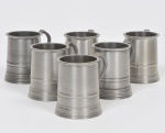 JOHN SOMMERS - Lote composto por 06 canecas com alça em pewter marcado e contrastado e cinzelado. Med: 07 x 05cm