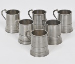 JOHN SOMMERS - Lote composto por 06 canecas com alça em pewter marcado e contrastado e cinzelado. Med: 09 x 07cm