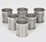 JOHN SOMMERS - Lote composto por 06 pequenos copos em pewter marcado e contrastado e cinzelado. Med: 05 x 04cm
