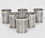 JOHN SOMMERS - Lote composto por 06  copos em pewter marcado e contrastado e cinzelado. Med: 07 x 06cm