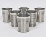 JOHN SOMMERS - Lote composto por 06  copos em pewter marcado e contrastado e cinzelado. Med: 09 x 07cm