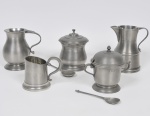 JOHN SOMMERS - Serviço para café composto por um bule, uma leiteira, uma cremeira, e 02 açucareiros em pewter marcado e contrastado e cinzelado. Med do maior: 15 x 10cm