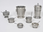 JOHN SOMMERS - Lote composto por 07 peças em pewter marcado e contrastado e cinzelado. Sendo: um balde para gelo, um porta gelo com tampa, 02 açucareiros com colher, uma queijeira com colher e 02 pequenas manteigueiras.  Med do maior: 18 x 10cm