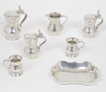 JOHN SOMMERS - Lote composto por 09 peças diversas em pewter marcado e contrastado e cinzelado.  Med do maior: 10cm