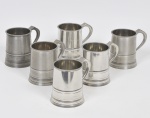 JOHN SOMMERS - Lote composto por 06 canecas com alça em pewter marcado e contrastado e cinzelado.  Med 10 x 09cm