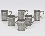 JOHN SOMMERS - Lote composto por 06 canecas com alça em pewter marcado e contrastado e cinzelado.  Sendo 03 Medindo  11 x 09cm e 03 medindo: 13 x 10cm