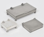 JOHN SOMMERS - Lote composto por 03 caixas para jóias de diferentes tamanhos com tampa retrátil e pés bolacha  em pewter marcado e contrastado e cinzelado.  Med do maior  21 x 13 x -05cm