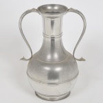 JOHN SOMMERS - Grande ânfora em pewter marcado e contrastado e cinzelado.  Med  30 x 22cm