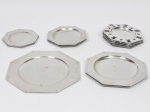 JOHN SOMMERS - Lote composto por 14 salvas exagonais estilo art deco em pewter marcado e contrastado e cinzelado.  Med do maior: 33 x 33cm