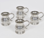 JOHN SOMMERS - Lote composto por 04 canecas para capuccino em pewter marcado e contrastado e cinzelado.  Med  10cm