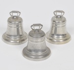 JOHN SOMMERS - Lote composto por 03 campainhas em forma de sino  estilo art deco em pewter marcado e contrastado torneado e cinzelado Med: 11cm