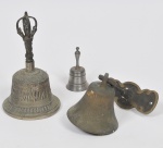 Lote composto por 03 campainhas em forma de sino sendo uma de parede e duas de mão em metal patinado e cinzelado Meds: 09 , 21 e 23cm