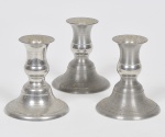 JOHN SOMMERS - Terno de castiçais  em pewter marcado, torneado, contrastado e cinzelado. Med: 10 x 09cm