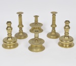 Lote composto por 03 pares de castiçais em bronze dourado, torneado e cinzelado, de diferentes padrões e procedências. Med do maior: 18 x 10cm