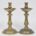 Par de grandes castiçais em bronze dourado, torneado e cinzelado. Med: 32cm