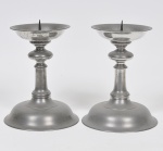 JOHN SOMMERS - Par de castiçais para velas de 7 dias em pewter marcado e contrastado, torneado e cinzelado. Med: 22 x 16cm