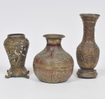 Lote composto por 03 antigas peças sortidas indianas em metal dourado, cinzelado e policromado. Med do maior: 18cm