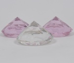 Lote composto por 03 pesos de papel decorativos em cristal multifacetado sendo dois na tonalidade rosa e um na tonalidade translúcida. Med: 07 x 10cm