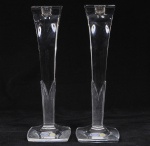 BOHEMIA - Par de castiçais em cristal europeu translúcido estilo art deco com base finamente lapidada em frisos. Med: 31cm