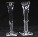 BOHEMIA - Par de castiçais em cristal europeu translúcido estilo art deco com base finamente lapidada em frisos. Med: 31cm