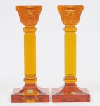 Par de castiçais em cristal alemão na tonalidade ambar estilo art deco com lapidação em palmas. Med: 24cm
