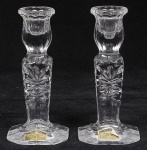 Par de castiçais em cristal polonês na tonalidade translúcida estilo art deco com lapidação em sulcos e dedão, base raiada. Med: 15cm