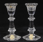 Par de castiçais em cristal europeu na tonalidade translúcida estilo art deco com lapidação facetada, base raiada. Med: 15cm