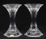 Par de castiçais em cristal europeu na tonalidade translúcida estilo art deco com lapidação facetada, Med: 20cm