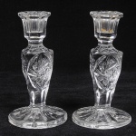 Par de castiçais em cristal europeu na tonalidade translúcida estilo art deco com lapidação com estrelas e cataventos, Med: 13cm